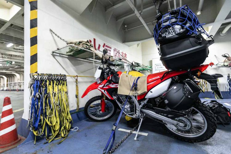 舞鶴のフェリーの中にバイクを積み込みました