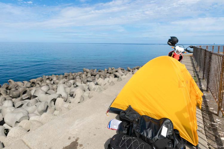 神威岬南の名もないパーキングエリアで迎える朝