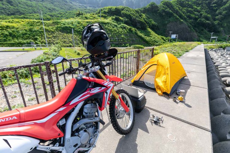 神威岬南の名もないパーキングエリアで迎える朝