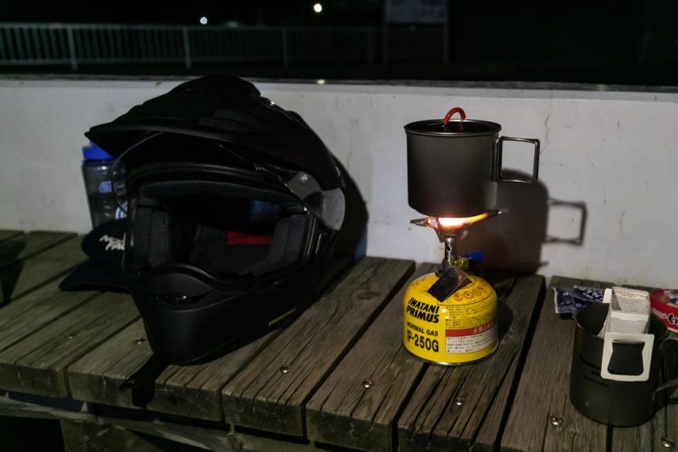 開陽丸の前でキャンプ