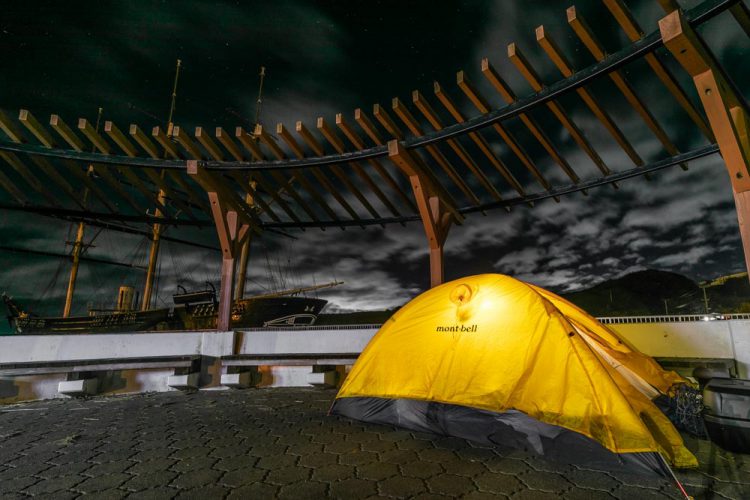 開陽丸の前でテント泊