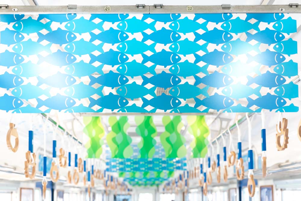 めでたいでんしゃの車内。広告が全くないことに驚き!!