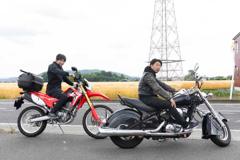 カメラマンとディレクターはバイク乗り