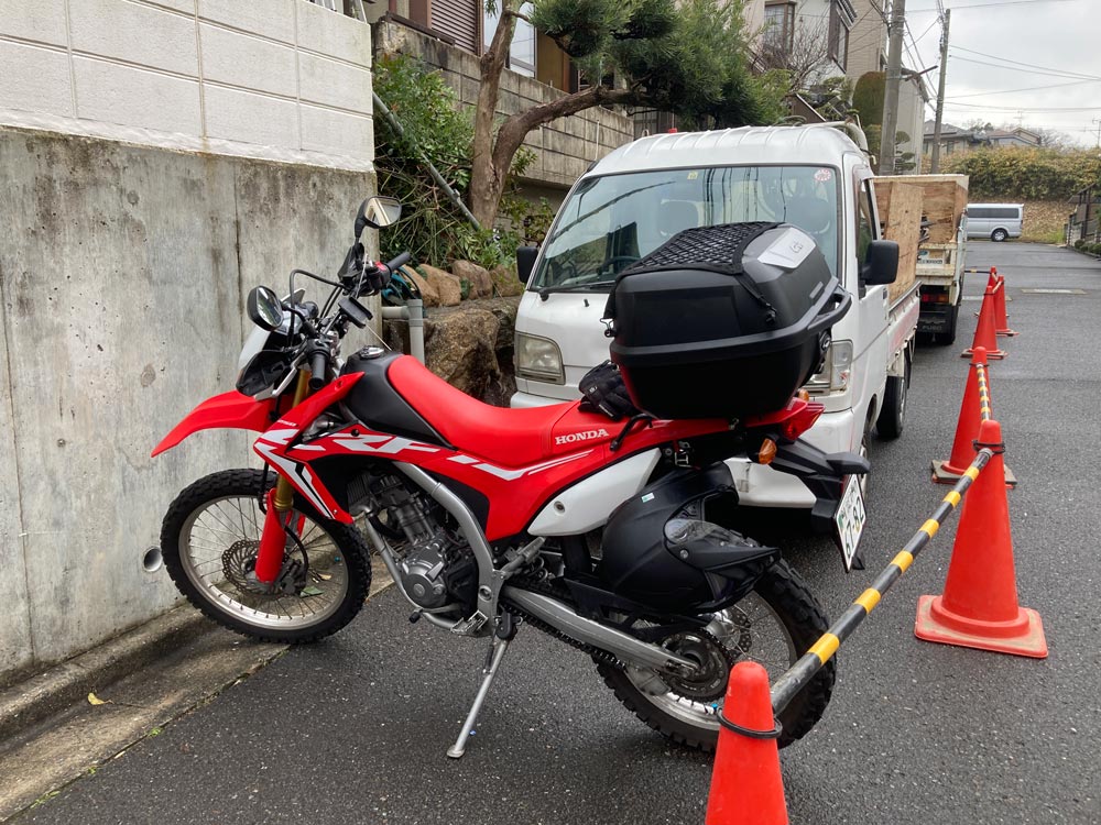 撮影現場にはホンダのCRF250Lで行きます