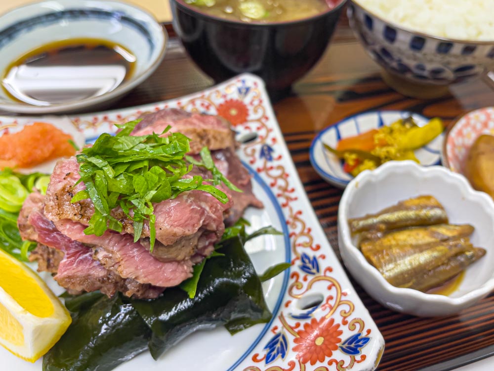 大阪市中央卸売市場本場、大輝のマグロのほほ肉のタタキ定食