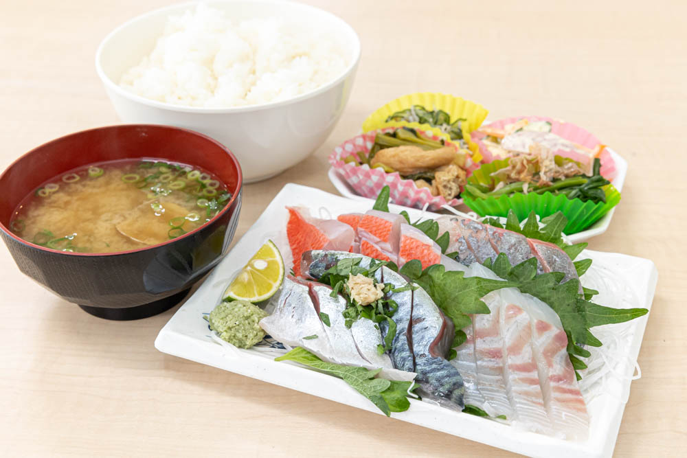 神戸市東部中央卸売市場の2階にある大食堂のお造り4種盛り定食850円