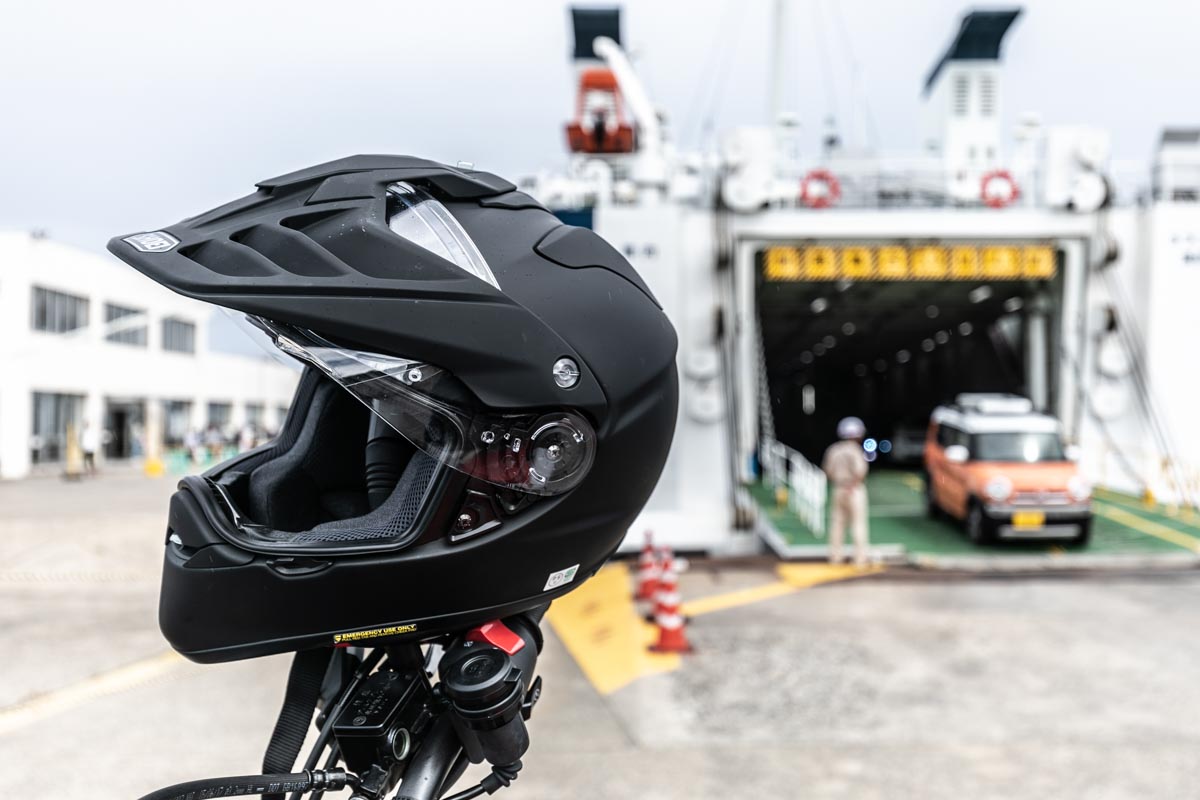 ヘルメットは、ショウエイのHONET ADV