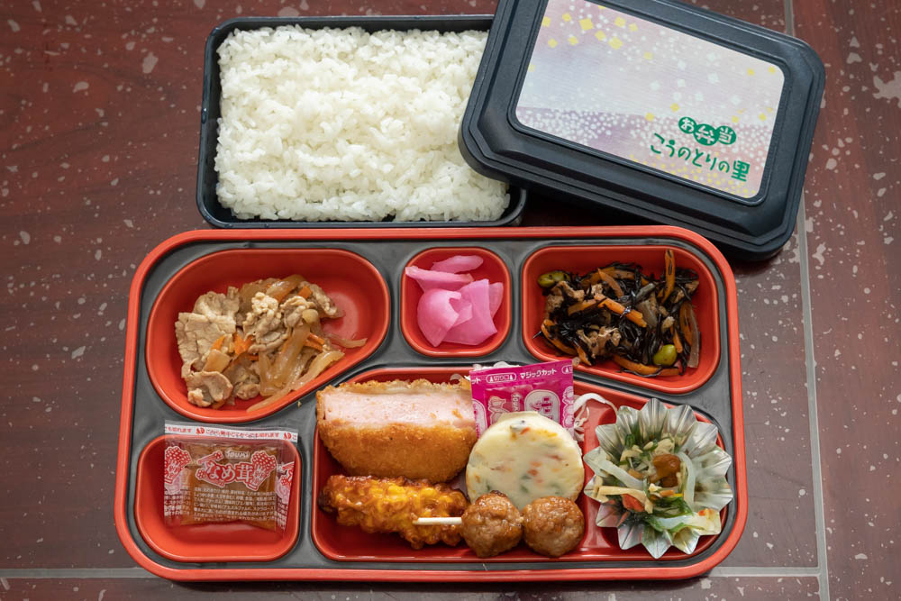 お昼は豊岡の名物、通称コウノトリ弁当を用意して下さいました。