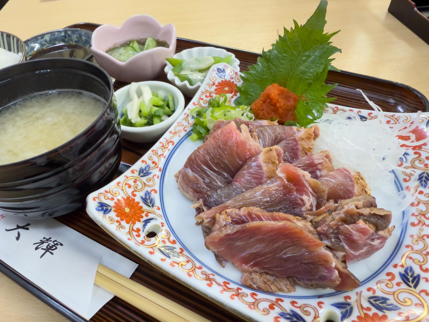 「お食事処　大輝」さんで、マグロホホ肉タタキ定食（1600円）